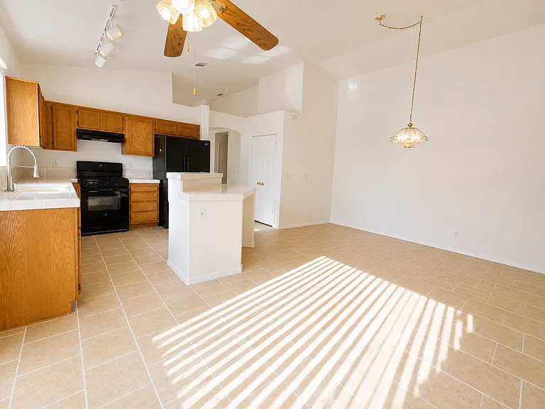 2054 Cardigan Ave — Photo 9