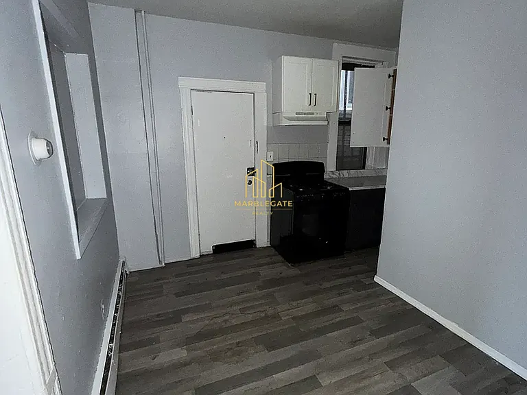 137 3rd St #2E — Photo 2
