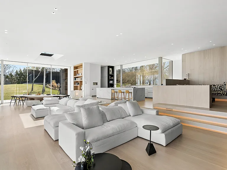 22 Hedges Banks Dr — Photo 3