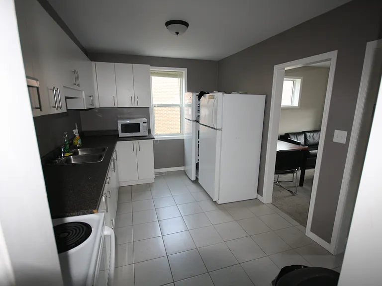 1098 Main St W #4 — Photo 3