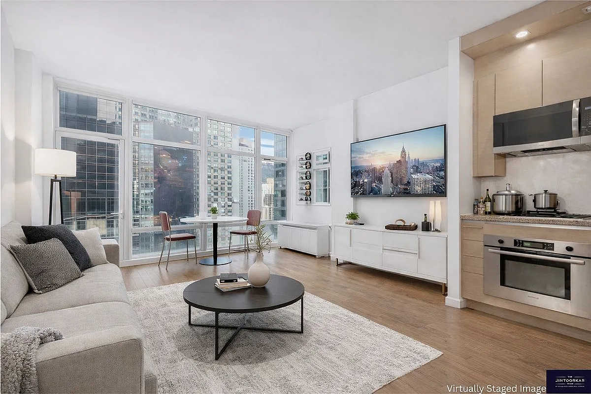 1600 Broadway APT 18D photo 1