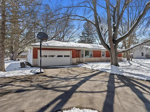 430 Arlington Dr, Delafield, WI 53018