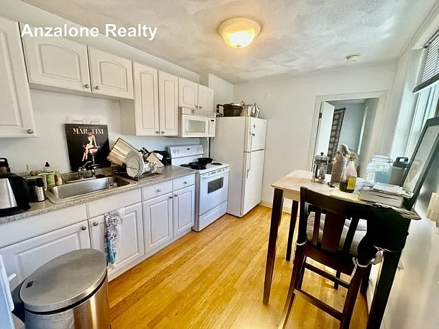 2 bed, 700 sqft, $3,200 — Photo 2