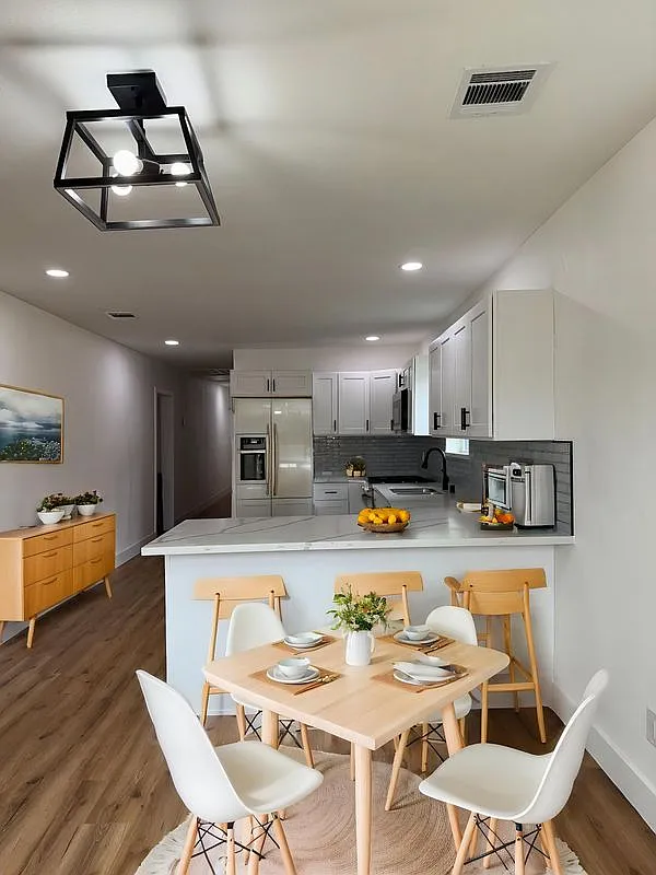 3 bed, 2.0 bath, 1442 sqft, $2,075 — Photo 2