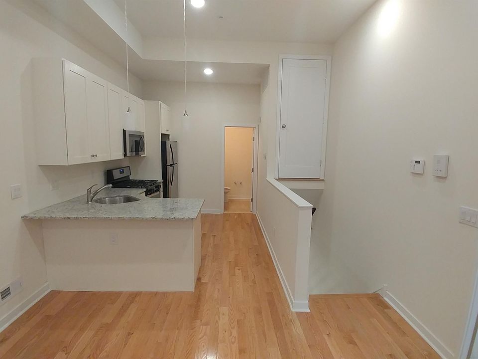 1st image of 1924 W Girard Ave #1