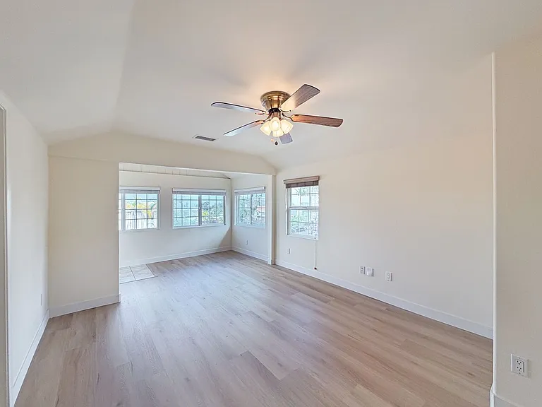 SD: Bright 2BD/2BA Unit in University Heights with A/C, In-Unit Laundry & 1 Reserved Parking — Photo 7