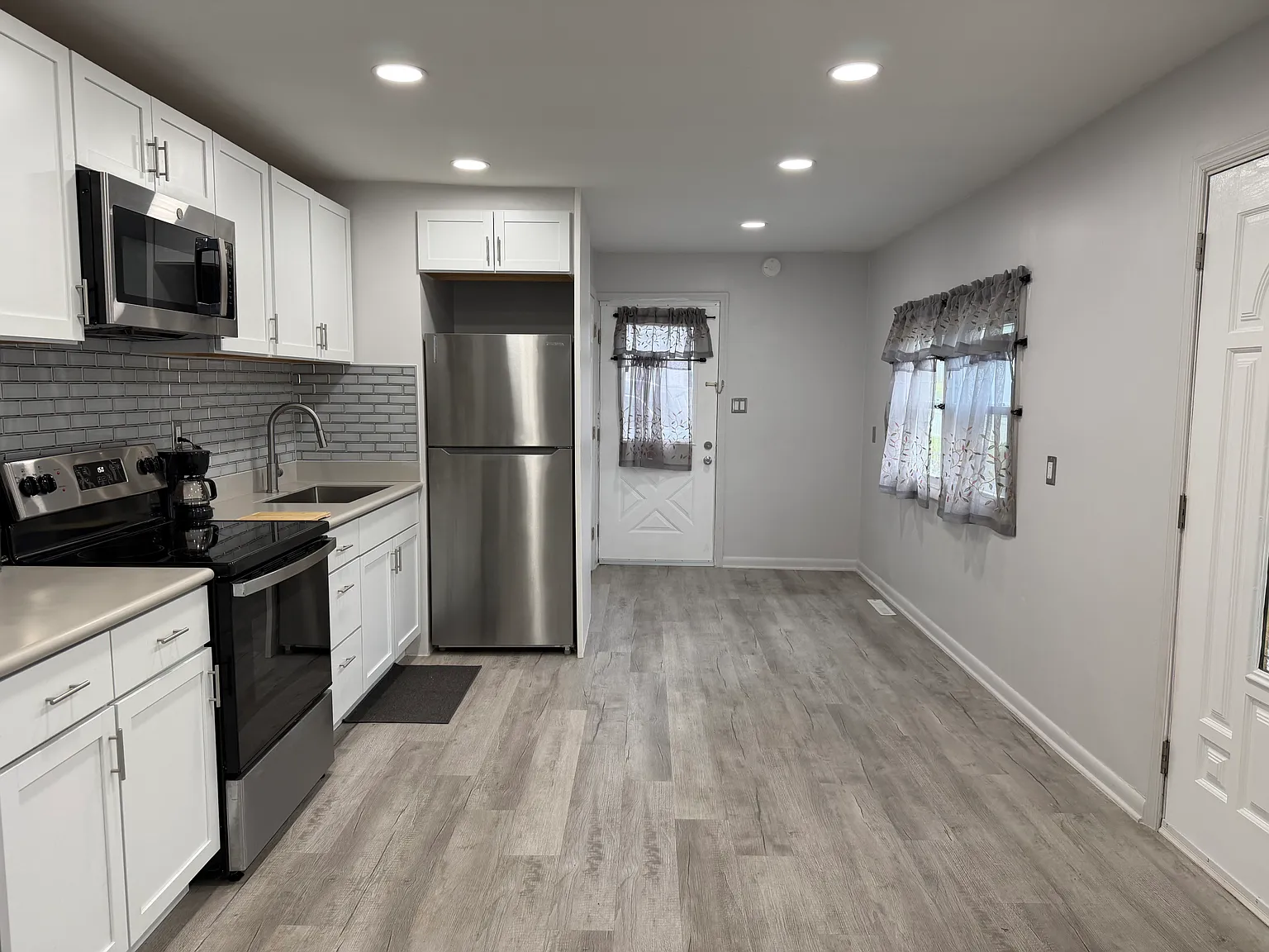 3 bed, 900 sqft, $1,900 — Photo 4