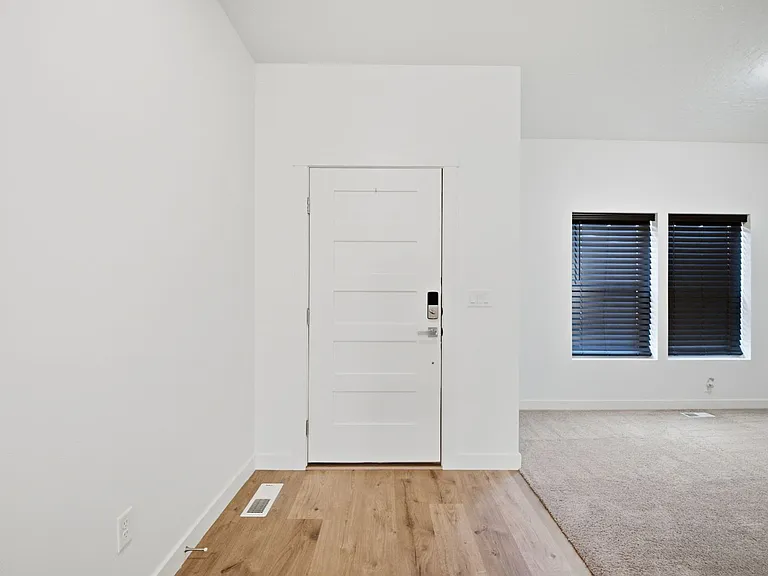 394 W Parkway Dr — Photo 4
