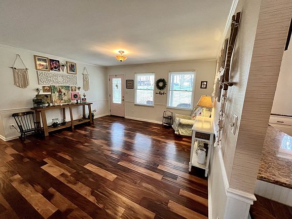 5th image of 374 Woodcrest Dr
