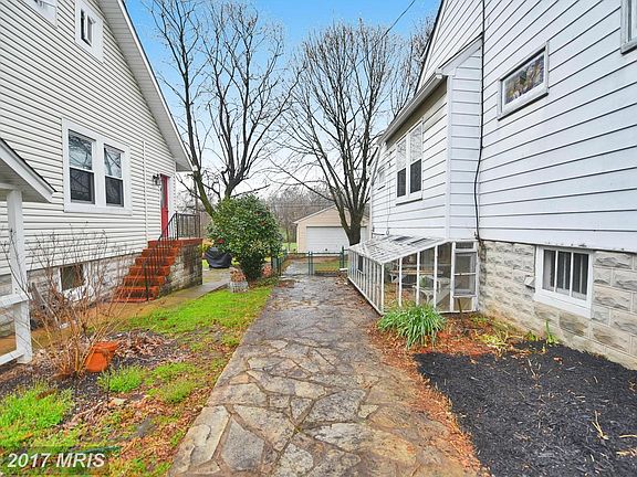 Offers a private driveway