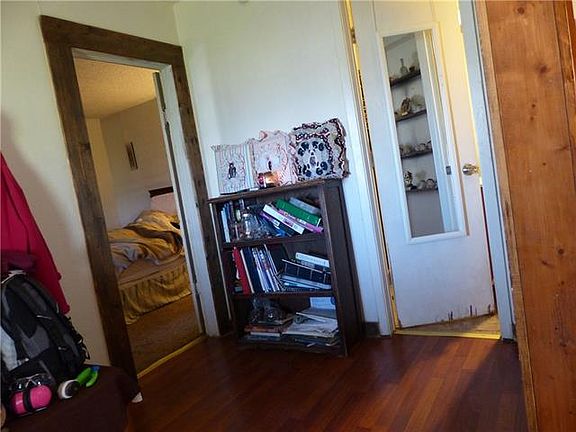 4th image of 219 W Brown St