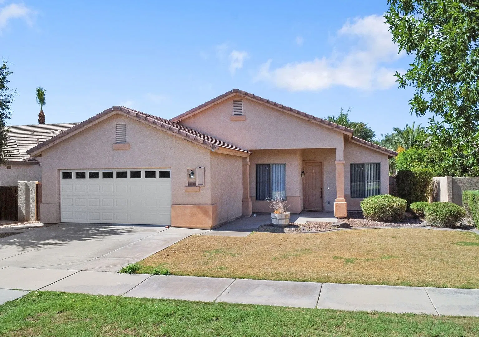 Charming 4 Bedroom Single Level Home with Pool in Higley Grove — Photo 2