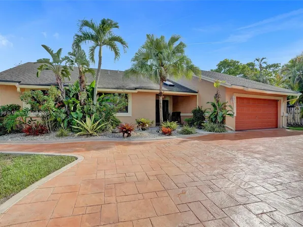 10030 SW 8th St, Pembroke Pines, FL 33025