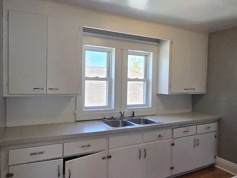 430 E Bremer — Photo 7