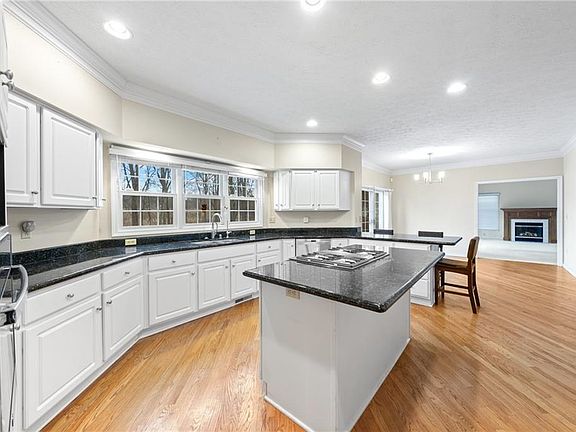 5th image of 767 Jamestown Ct