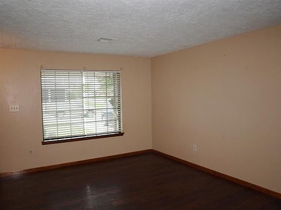3rd image of 5403 NW Sherwood Dr