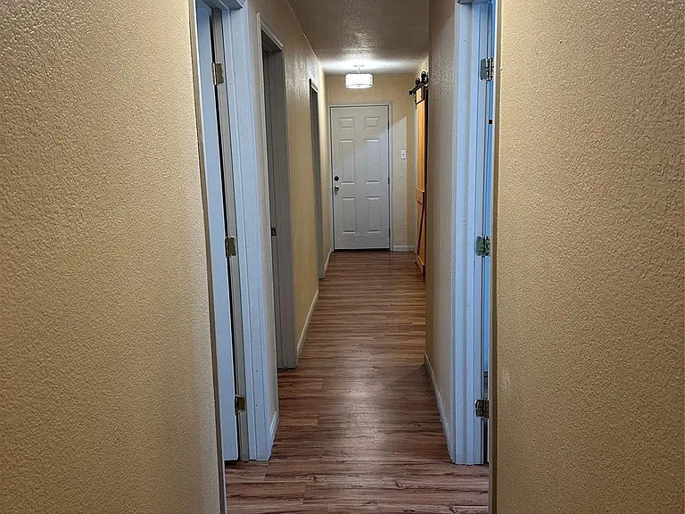 1916 Las Palmas Dr #B — Photo 11