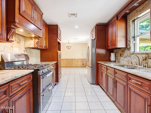 4th image of 1023 N Shireview Cir