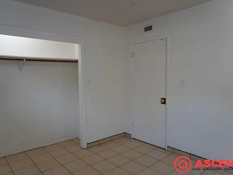 1500-1504 Owens Street — Photo 6