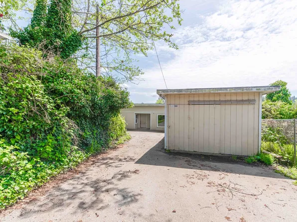 93588 Bay Park Ln, Coos Bay, OR 97420