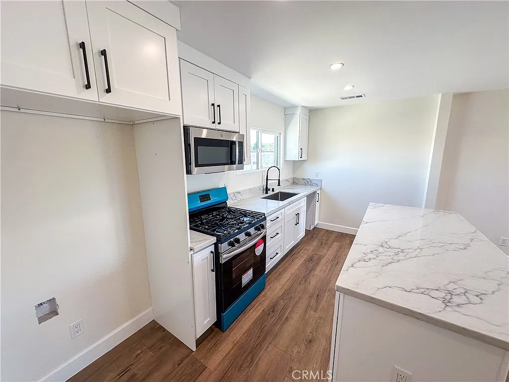 3 bed, 1033 sqft, $3,650 — Photo 1