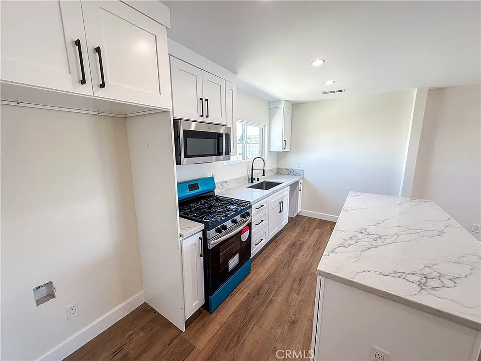 2927 S Redondo Blvd #4