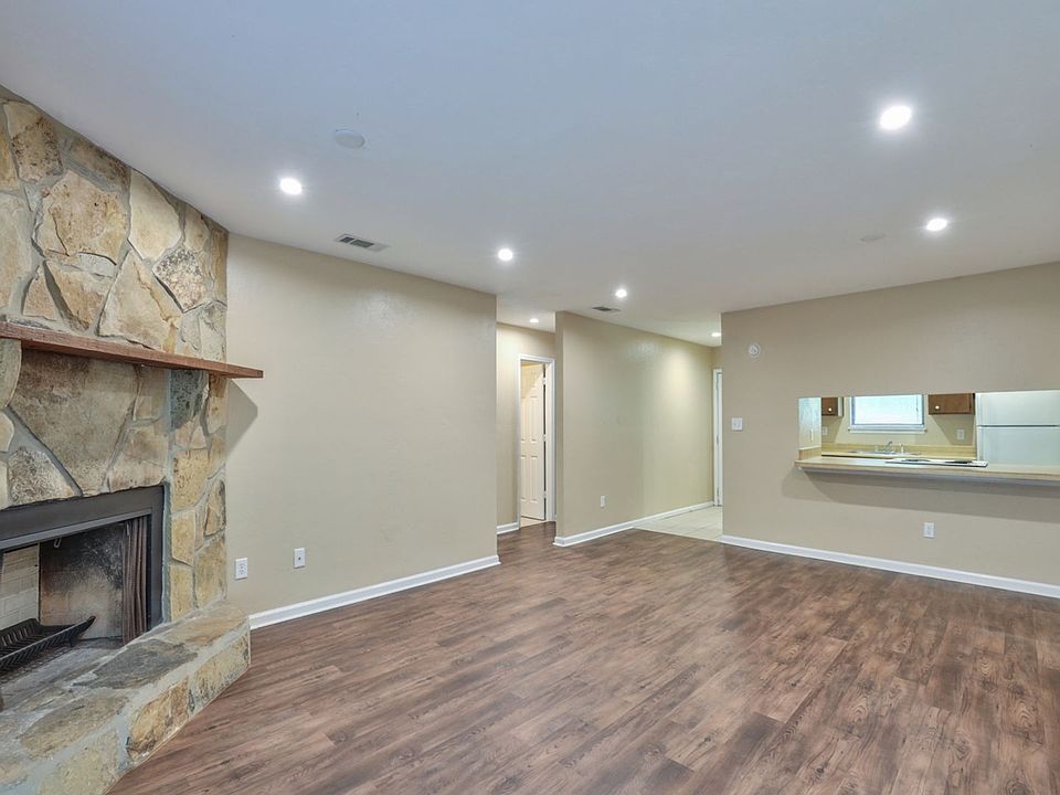 1st image of 821 Livingston Ct