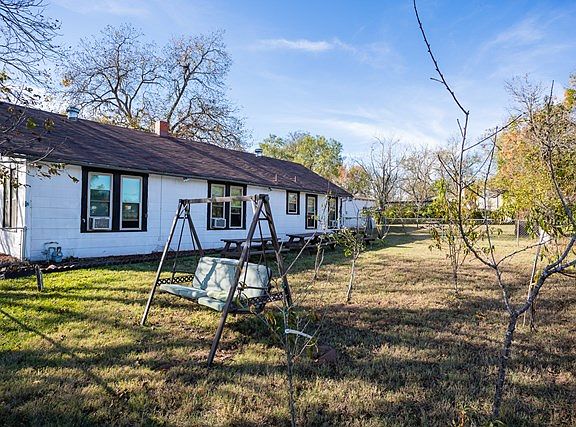 4th image of 1002 N Milam St