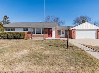 1031 Fairway Dr, Racine, WI 53405