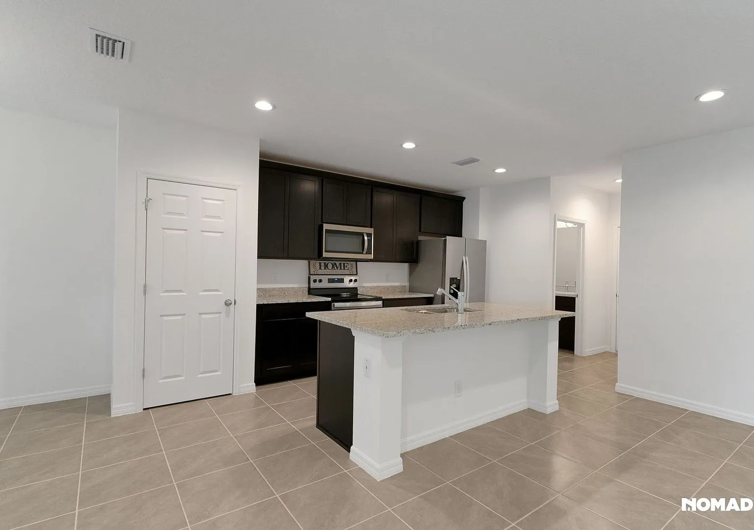 Spacious 4BR Townhome in Groveland — Photo 4