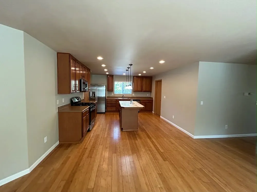 4 bed, 2.5 bath, 2820 sqft, $3,425 — Photo 2