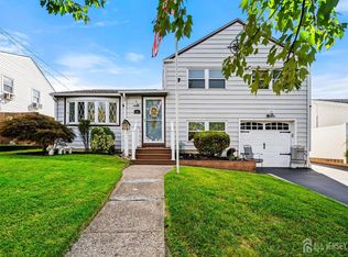 5 Florence Dr, Parlin, NJ 08859