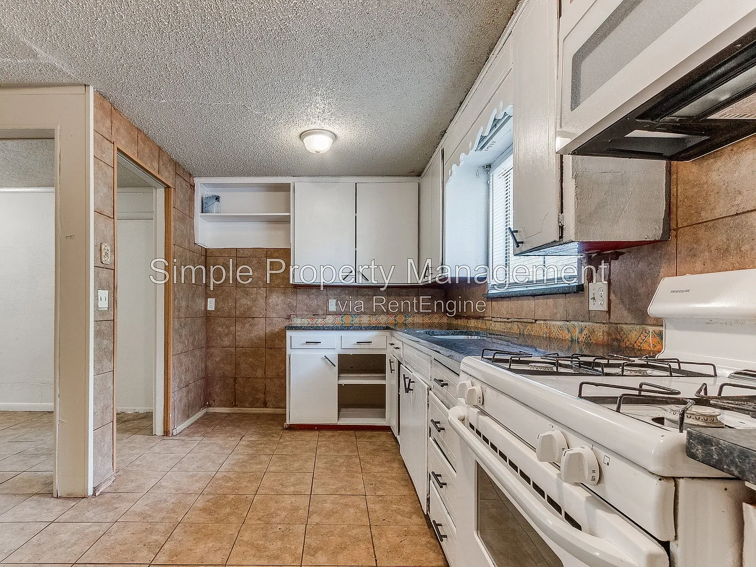 4 bed, 1.5 bath, 1001 sqft, $975 — Photo 3