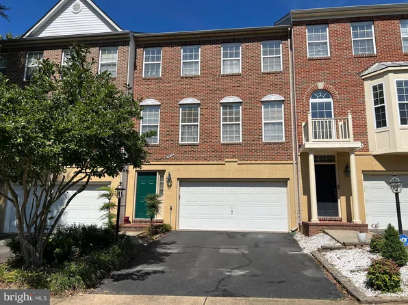 8818 Royal Doulton Ln, Fairfax, VA 22031
