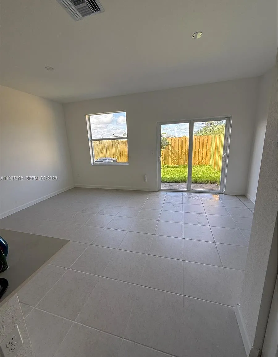 3 bed, 2.5 bath, $2,500 — Photo 2