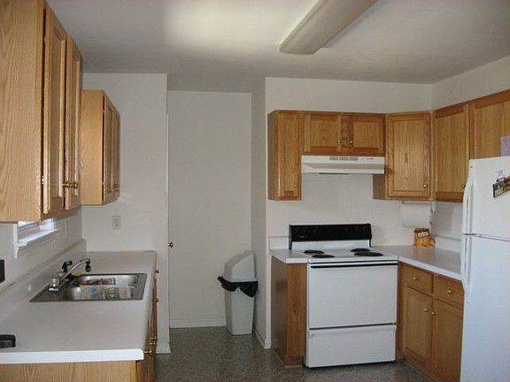 Nice sized kitchen - very clean.