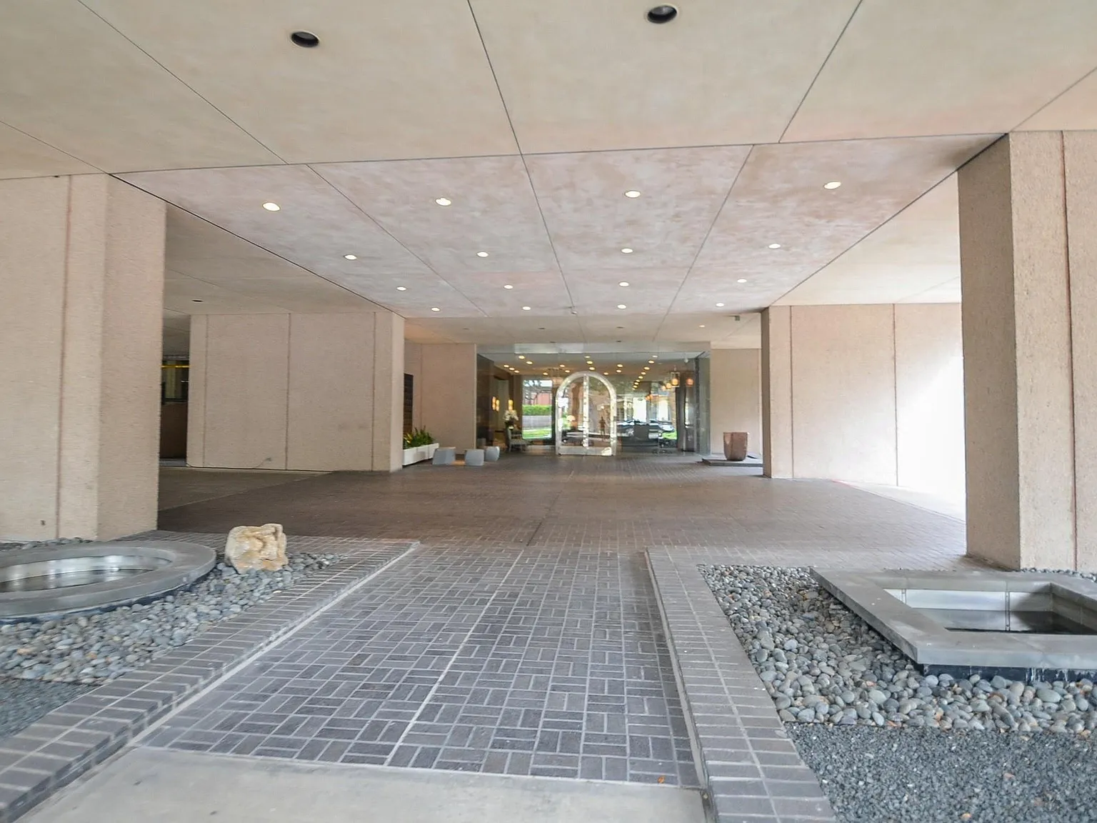 1 bed, 1.0 bath, 899 sqft, $2,450 — Photo 3