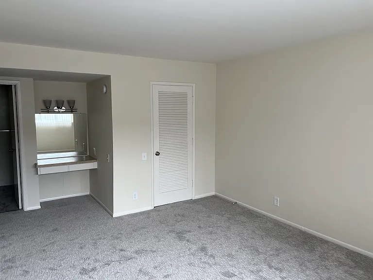 Valley Wilshire Apartments — Photo 12