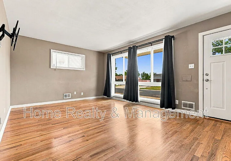 10807 Larry Dr — Photo 5