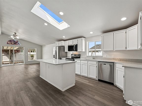 Brand new island kitchen>