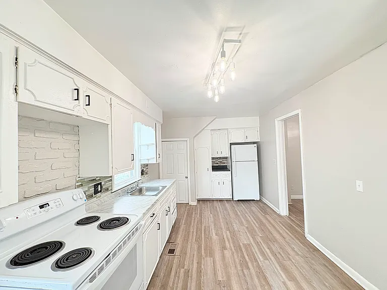 716 Clark St — Photo 7