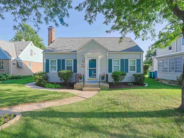 1107 Prospect Dr, Mishawaka, IN 46544