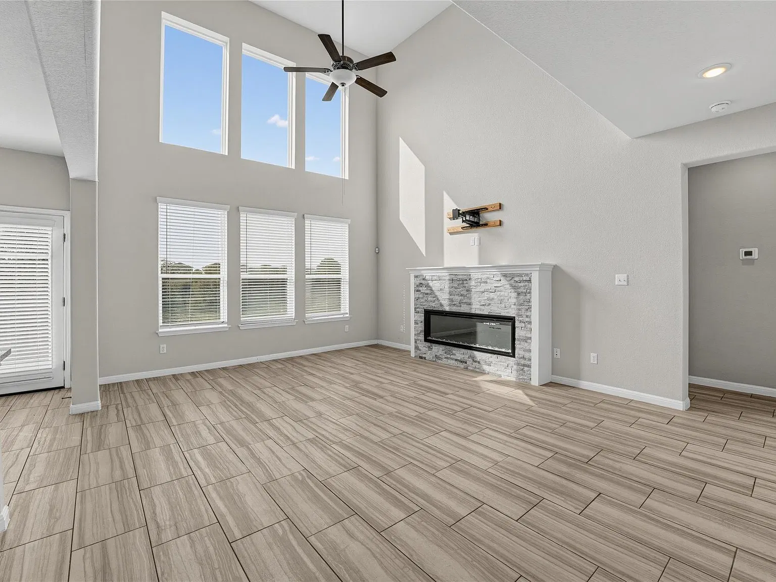 5 bed, 3.5 bath, 2566 sqft, $2,990 — Photo 4