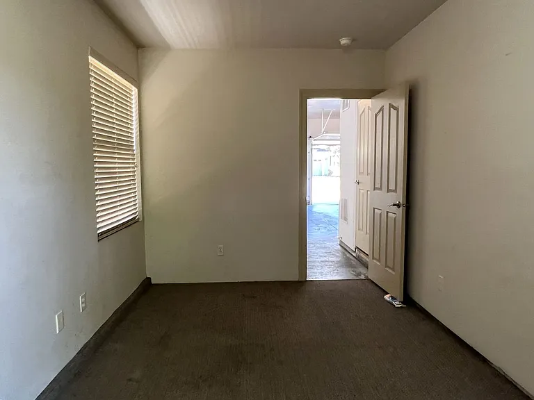 811 E Knoll Ct — Photo 51