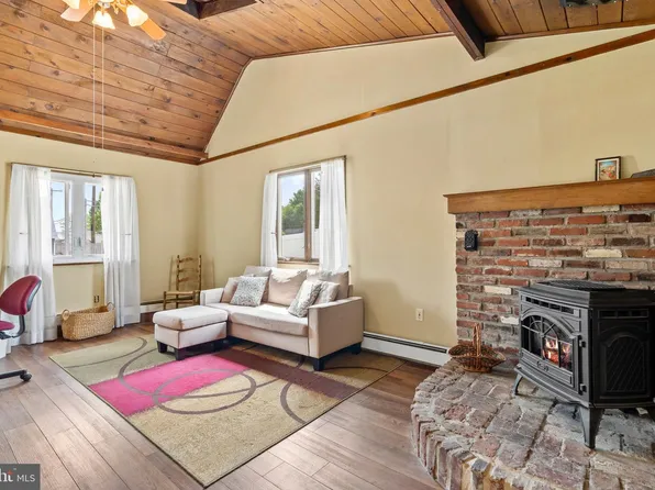 7 Misty Pine Rd, Levittown, PA 19056