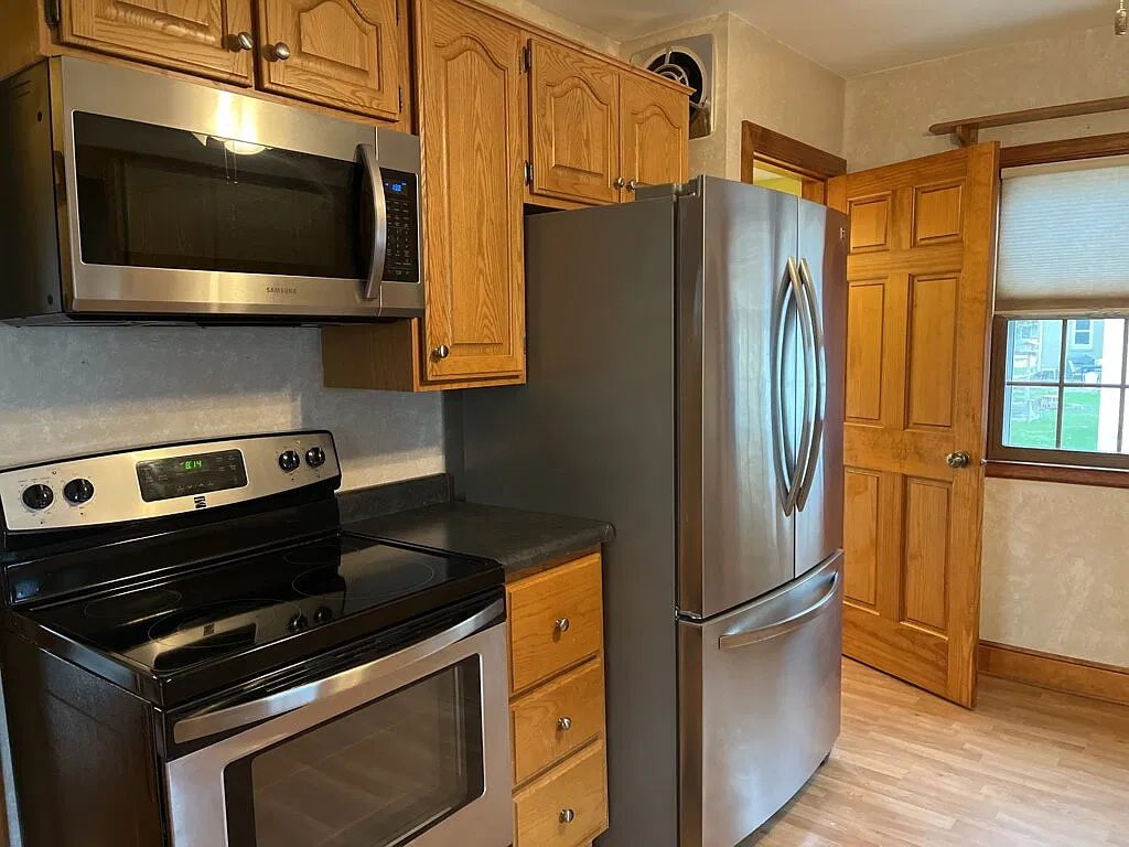 3 bed, 1.5 bath, 1488 sqft, $1,695 — Photo 3