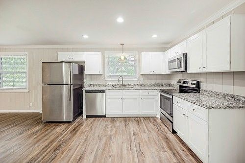 5th image of 1098 Lakeshore Dr