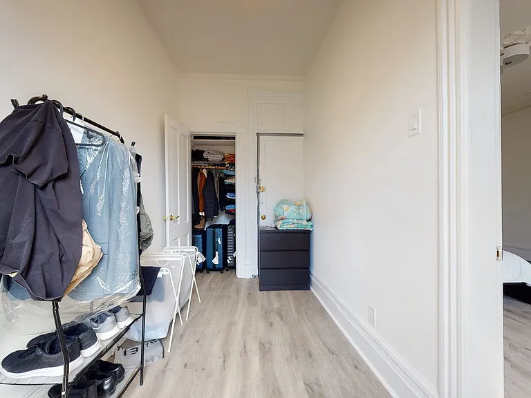 Bonus room / walk in closet / office