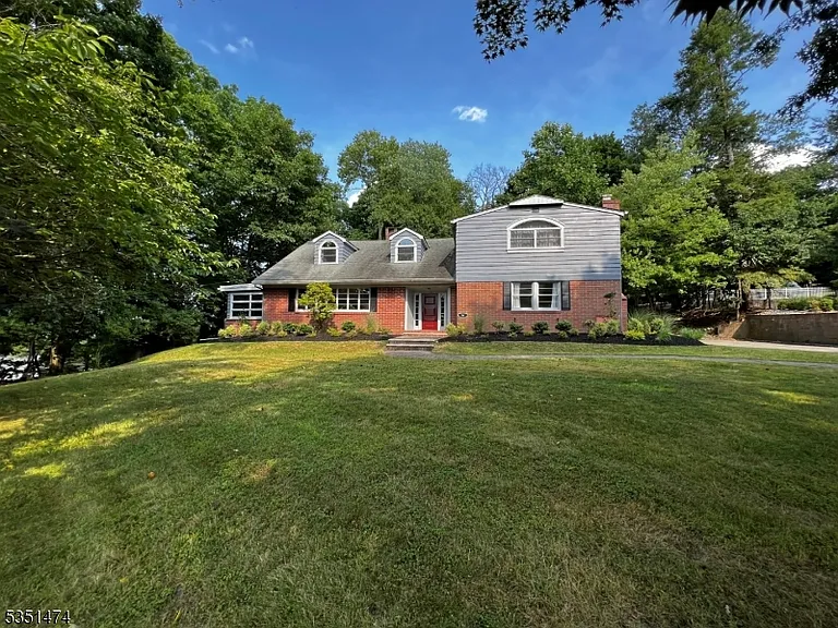 56 Grandview Pl — Photo 3