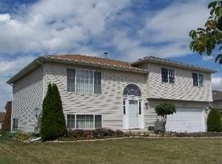 607 Creekside Cir, Minooka, IL 60447